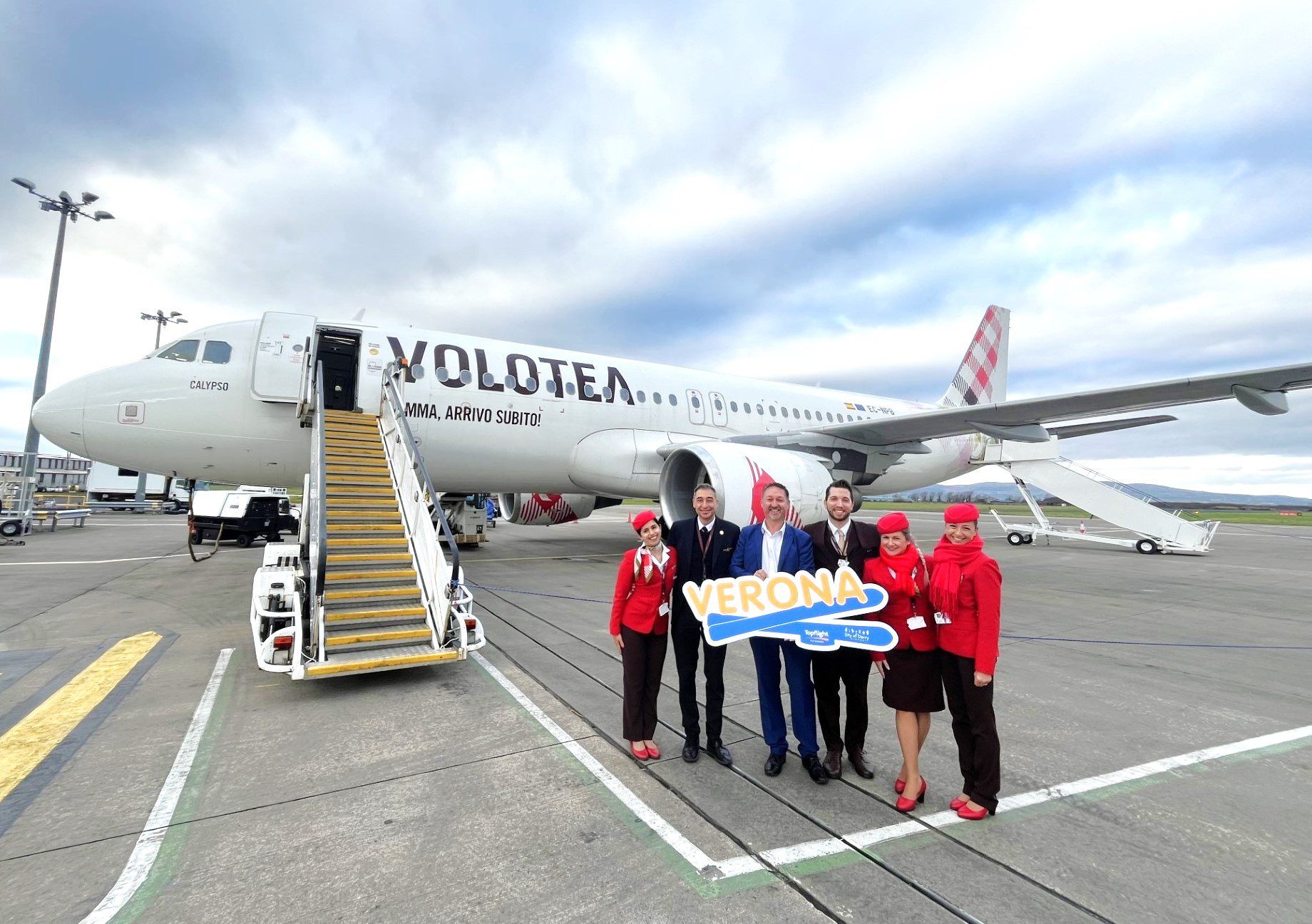 Steve Frazer, Managing Director at CoDA, with Volotea Captain & Crew